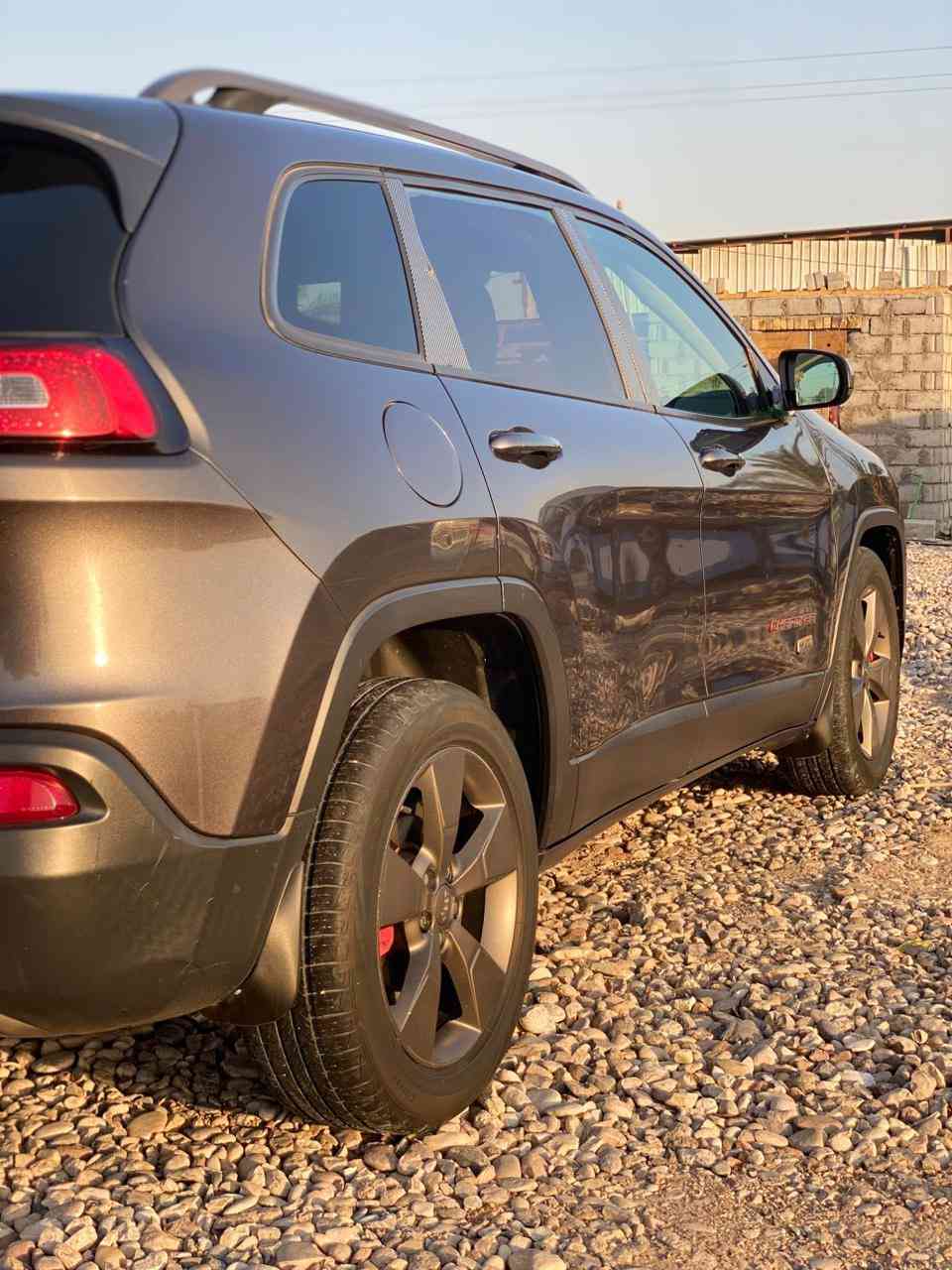 سياره جيب شيروكي البيع مديل 2016 بيهاا قطعه وحده بدون دواخل سياره جديده  فول مواصفات السياره مال جناي  السعر تعال تصال وتدلل ***********
