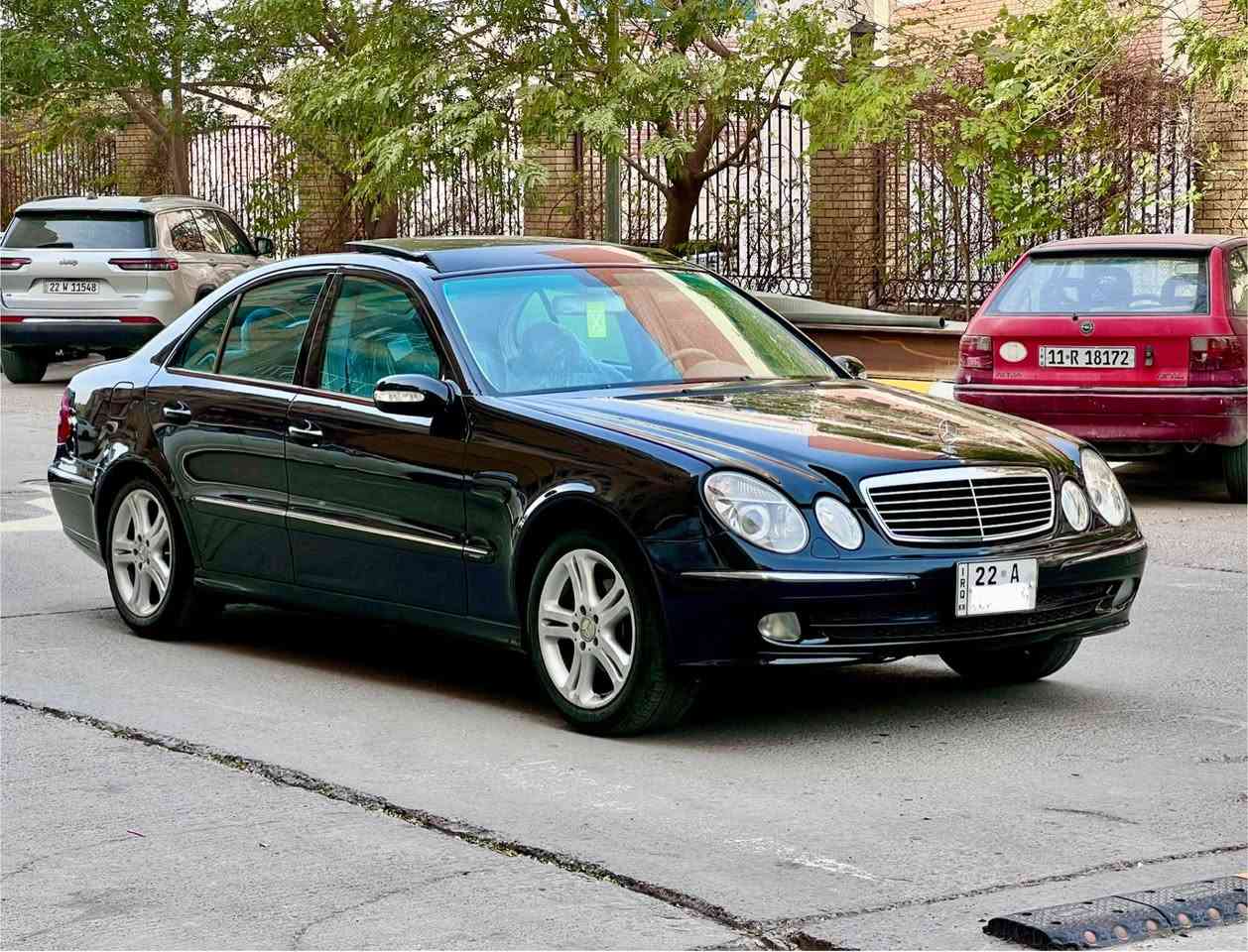 السلام عليكم 
للبيع مرسيدس E200 
محرك 4سلندر موديل 2004  خليجيه قطعتين صبغ فقط جاملغ امامي وجاملغ خلفي فول مواصفات 1/1 افنكارد 
بانورما 
حساسات اماميه خلفي 
3بردات  تحكم استيرن 
وستيرن كهرباء ووخزن كشنات تدفاء تبريد سيدي جنجر 6اقراص  وبعد بيه هوايه مواصفات 
رقم أربيل الجديد باسمي رايده ب125 وبيه مجال للشراي مكانه اليرموك 4شوارع *********** بغداد, العراق
