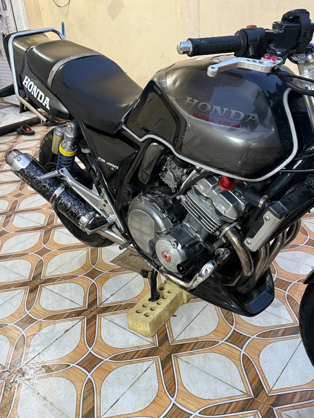 النوع سيبي فور 400جيل اول شرط كلها بلاد الدراجه ماشيه 4000دراجه زيرووو صارلها 4اشهر من نزل من معرض الهوندا من كركوك دراجه شكد ماكول عليها جديده بعد اجدد مشروطه من كلشي بلجيسسس العنوان 
ديالى المقداديه 
