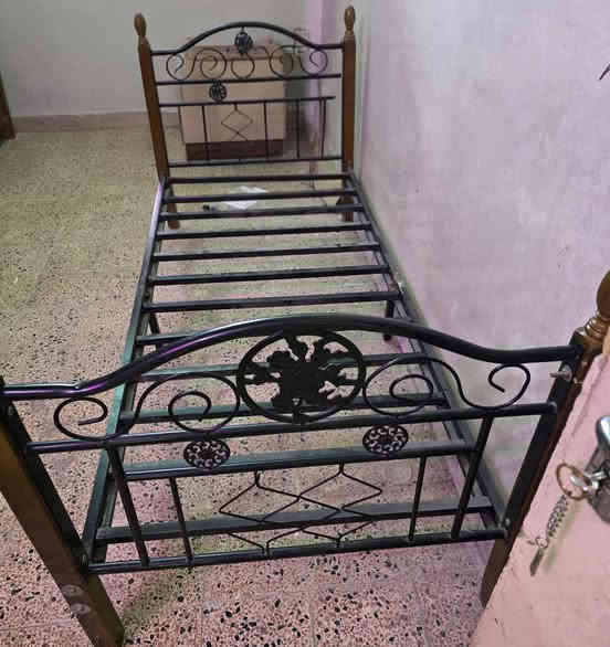 اخوان
 عندي اسره عدد 2 للبيع 40 السرير الواحد
عندي كنتور اربع بيبان للبيع 200 سعره
عندي دولاب ثلاث بيبان وفوقه مكان لوضع الواشك او الوسادة من الصاج 250 سعره
وبيهن مجال بسيط .....
للاتصال على الويتساب 
***********
