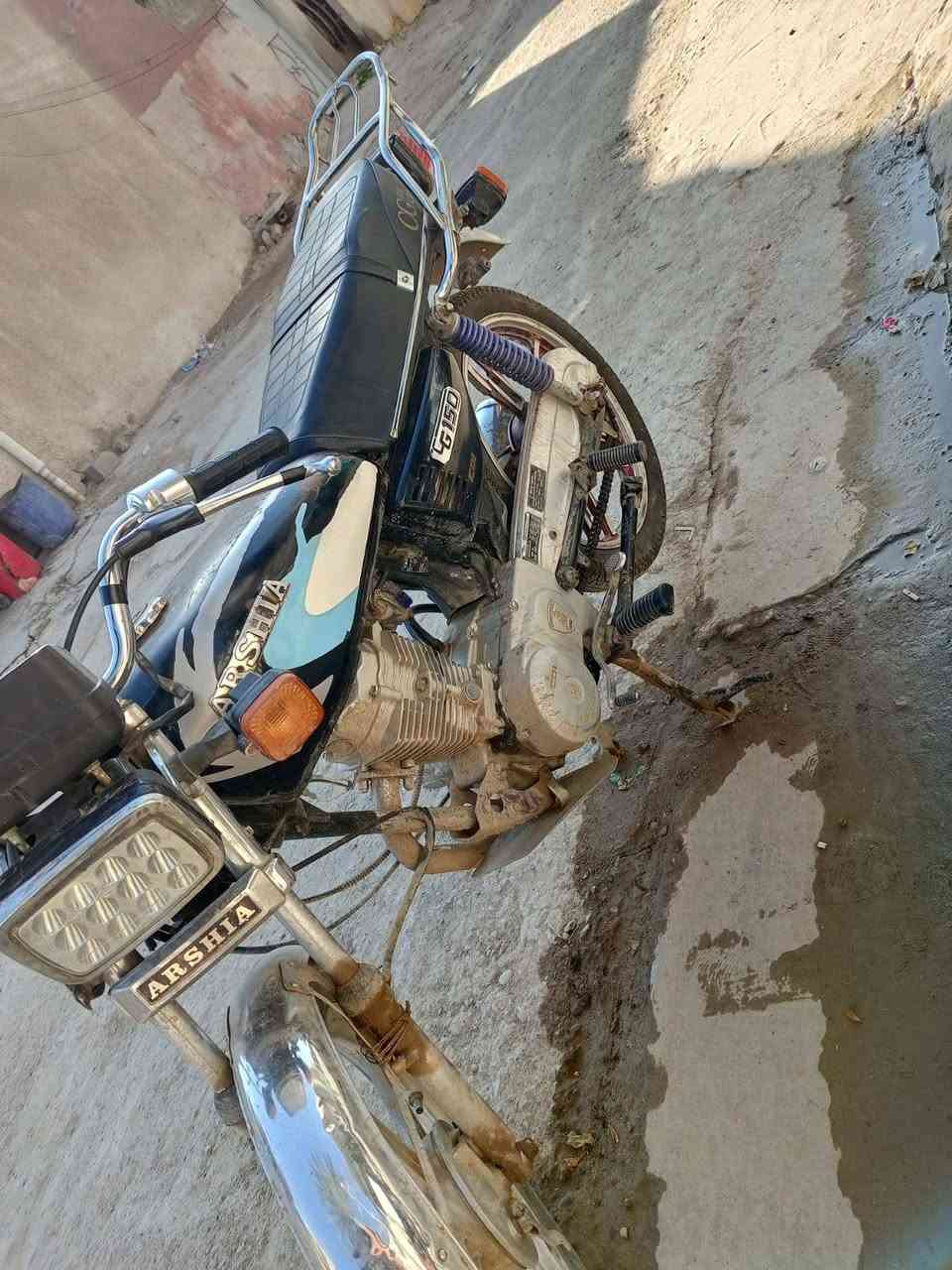 السلام عليكم دراجة ارشة أربعة كير للبيع نضيفة كاعدة حلوة كهربائيات شغالة اشاير بكلايتات أوراقه ضايعة جانت مخزونة موديل 2017 اعيد جانت مخزونة سعرهة 425 وبيهة مجال للاستفسار ***********.     او.    ***********.  المكان بغداد حي العامل
