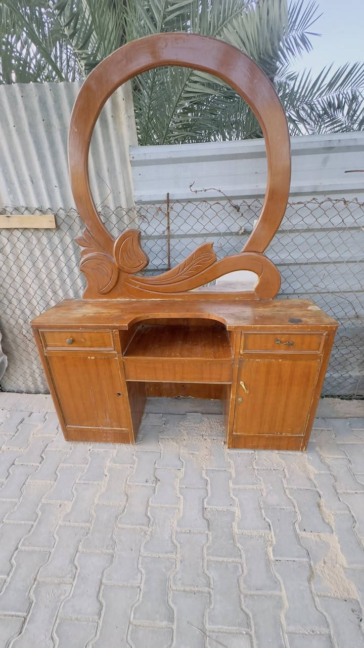 ميز مرايه  بس بدون مرايه. للبيع
اليريده يراسلني خاص وبلخدمه


**إذا كنت صاحب هذا الإعلان وتريد حذفه لأي سبب، رجاءا أرسل رسالة إلى الدعم الفني**