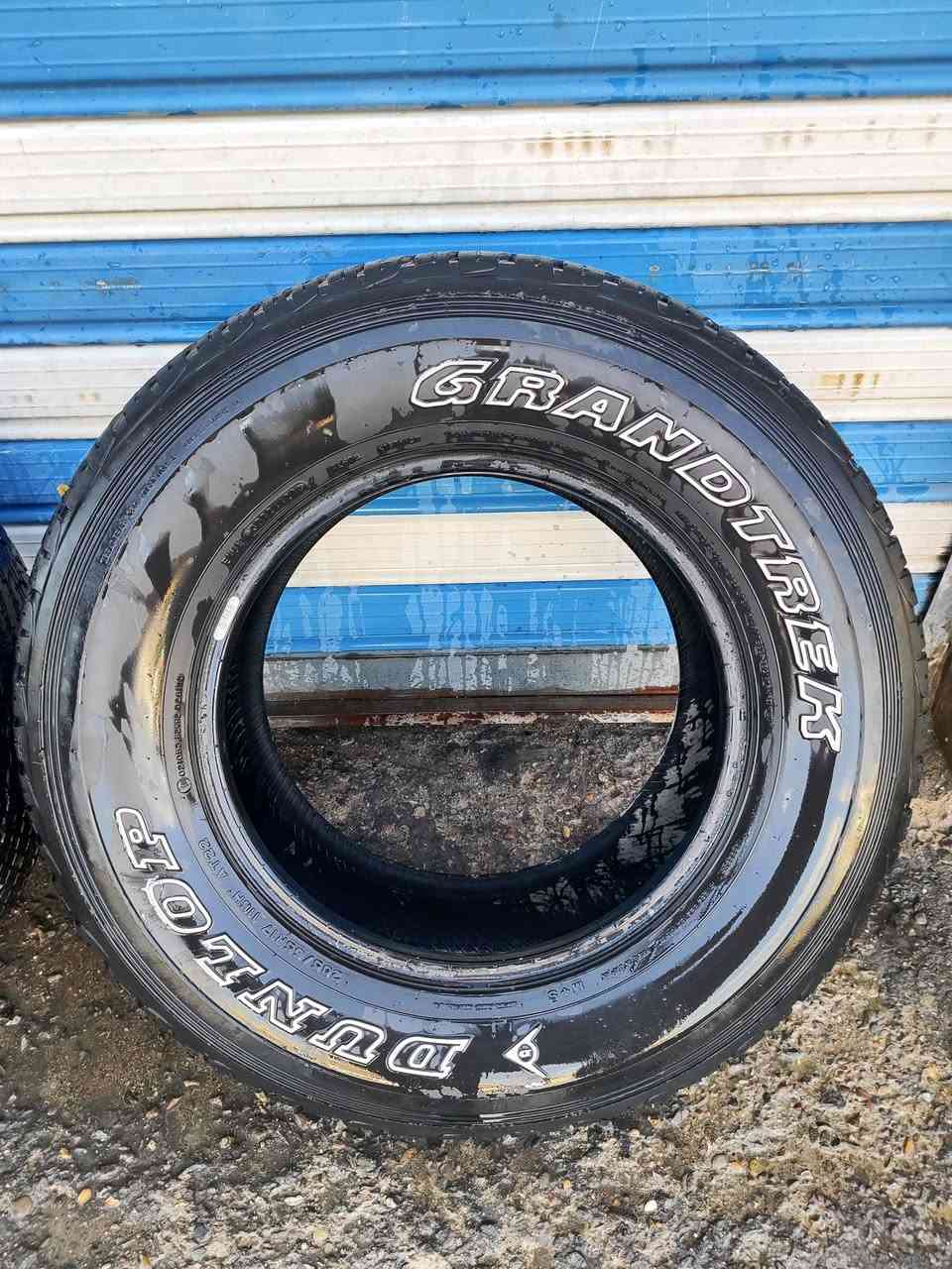 سلام عليكم للبيع زوج تايرات لاندكروز ستينية دلوب ياباني اصدار 22 نضيفات  او زوج نيكل بيبان ستينية شركة العنوان بغداد   ***********
