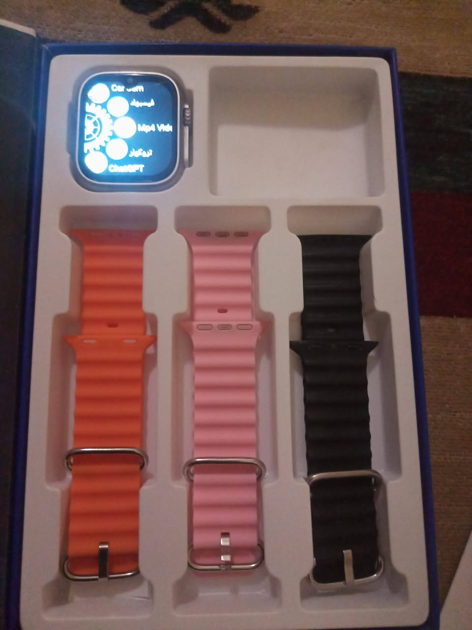 السلام عليكم 
ساعه وبنفس الوكت تشتغل موبايل ويوجد بيه سيم كارت وبيها برامج رياضيه وتكتك واتس اب تشتغل على نظام الاندرويند وبسعر ٥٠ وبيها مجال
الاتصال على الموبايل
***********
