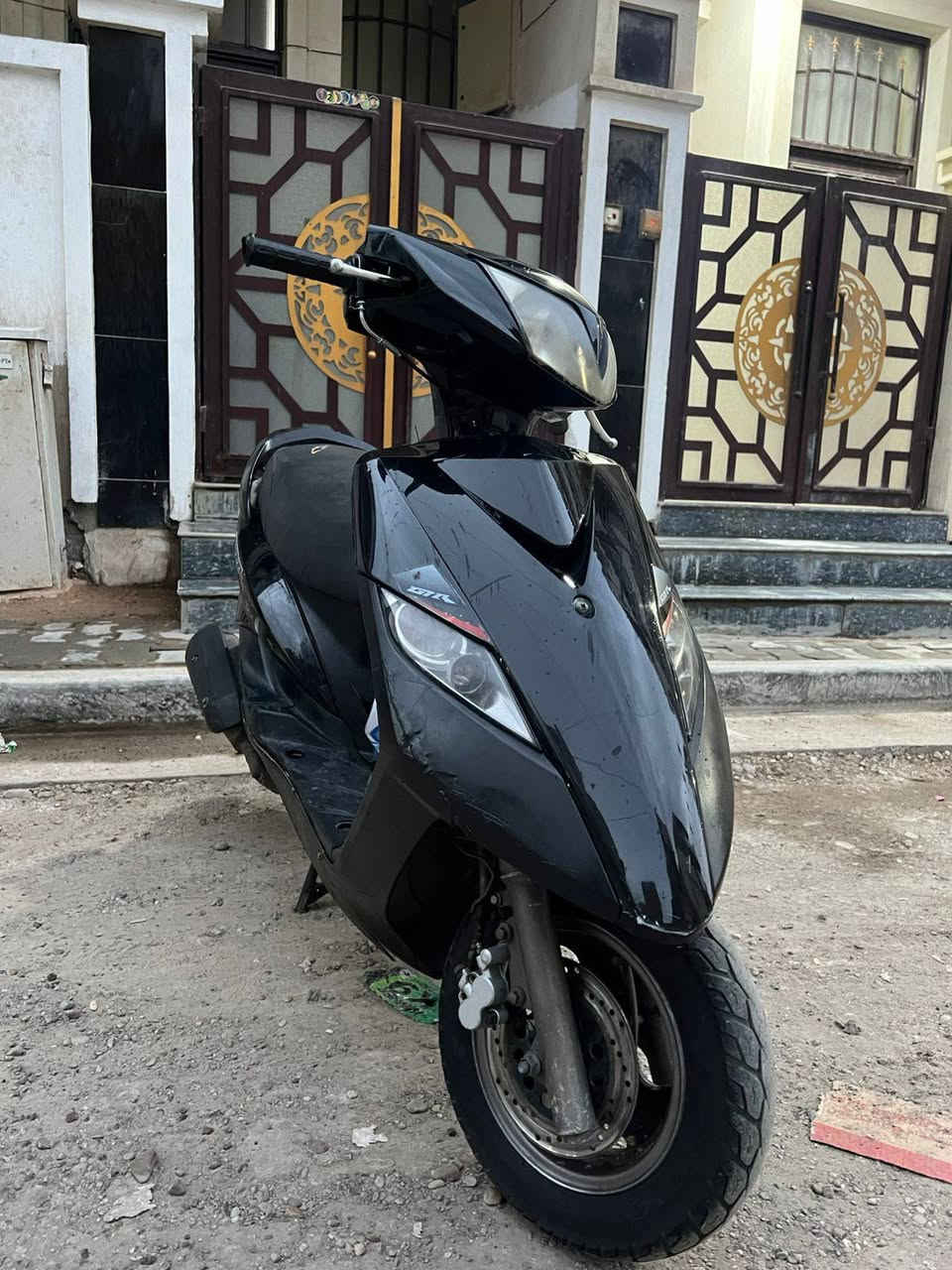 سلام عليكم دراجه ثعلب نضيفه سلف وهندر كهربائيات كلها شغاله كفرات اصليه شلعه ومعدل مكينه ناعمه قفل جنطه قفل ستيرن اشاير لايت كله شغال اي نقص ما بيها وأوراقها موجوده علمنا نازله من الرمبه سابقا 
رايدها ب 550 وبيها مجال
مكاني بغداد الأعظمية 
***********
