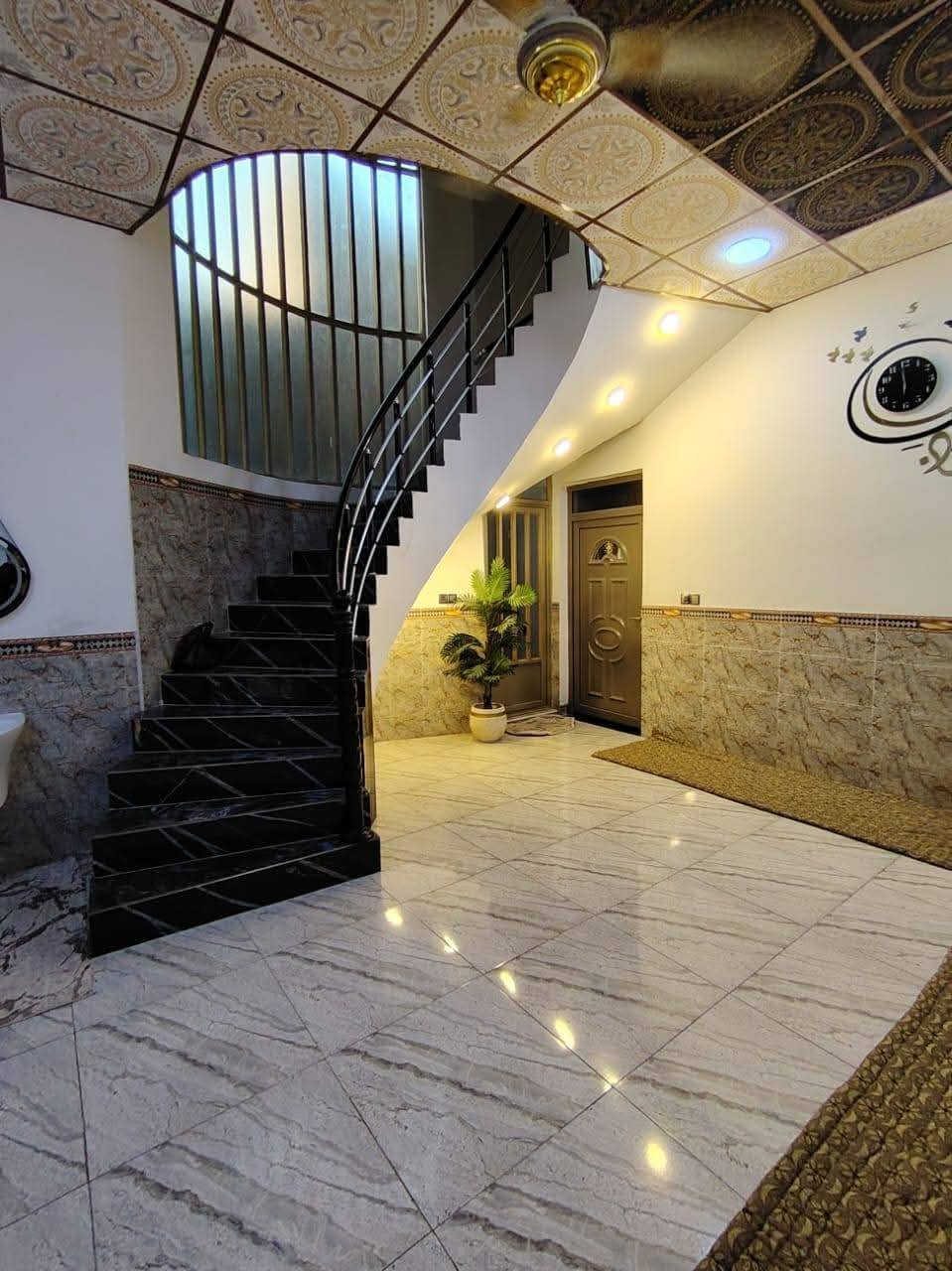 مشتمل البيع حي جبيريه الأولى خلف مطعم المندي المساحه ١٢٥م طابقين ٣غرف وصاله ومطبخ ستقبال كراج صحيات سنه البناء ٢٠٢٤ للستفسار ***********
