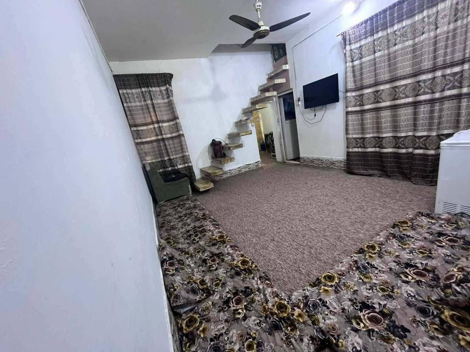 بيت للبيع في شارع المطار القديم فرع اسواق الجنائن الفرع المقابل مدرسه الجنائن الاهليهه لابتدائيه ١٠٠م بناء طابوق كاشي يحتوي ع غرفه وصاله ومطبخ وتخارج ومساحه حوش سعر ١٨للشراي لاتصال ع رقم ***********
