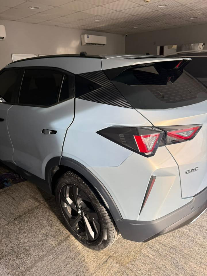 سلام عليكم للبيع 

مواصفات المحرك و الأداء

المحرك: سعة 1.5 لتر تيربو، 4 سلندر.

القوة: 177 حصان.
كامرات360درجه

عزم الدوران: 270 نيوتن متر.

ناقل الحركة: أوتوماتيك دبل كليتش بـ 7 سرعات.

نظام الدفع: أمامي.

استهلاك الوقود: حوالي 6.3 لتر/100 كم (حسب بعض المصادر).

التسارع: من 0 إلى 100 كم/س في 7.5 ثانية (حسب الأرقام الرسمية في بعض الأسواق). 

المواصفات الخارجية

الإضاءة: مصابيح أمامية وخلفية LED مع وظيفة "Follow Me Home".

جنوط: مقاس 18 بوصة.

مرايا خارجية: قابلة للطي كهربائياً ومدفأة.

مساحة التخزين: صندوق خلفي كهربائي بسعة 341 لتر.

ميزات إضافية: فتحة سقف بانورامية. 

المواصفات الداخلية و أنظمة السلامة

نظام الدخول والتشغيل: ذكي.

التكييف: فتحات تكييف لصف المقاعد الثاني.

نظام الثبات والتحكم: نظام المساعدة في ثبات السيارة ونظام المساعدة للانطلاق على المنحدرات.

المراقبة: حساسات خلفية، كاميرا خلفية، ونظام مراقبة ضغط الإطارات.

السلامة: نظام الفرامل المانعة للانغلاق (ABS) وفرامل يد كهربائية.

ميزات إضافية: مثبت سرعة، نظام تشغيل المحرك عن بعد.

مكان سيارة كربلاء 
***********
