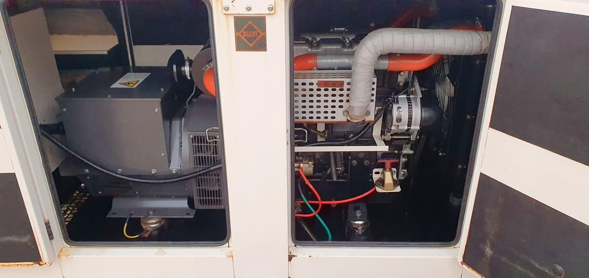 مولد ازوزه كاتم 4 بستم إنتركلر التوليد ستامفورد 50 كيفي مشتغله 2000 ساعة يعني بعدها زيرو ملاحظة المولد على وضع الشركة للإستفسار *********** 
***********  يوجد توصيل لكافة المحافظات
