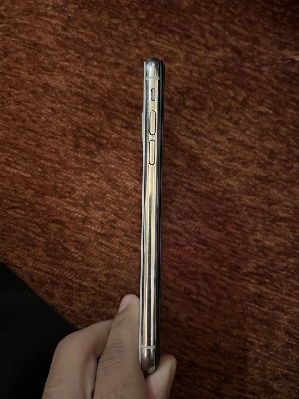 السلام عليكم آيفون اكس عادي ذاكرة 256 بطارية 81 شاشه بيه ضربه بسيطه مثل ما موضح بل صورة السعر 90 /*********** سيمكرت ما يشتغل
