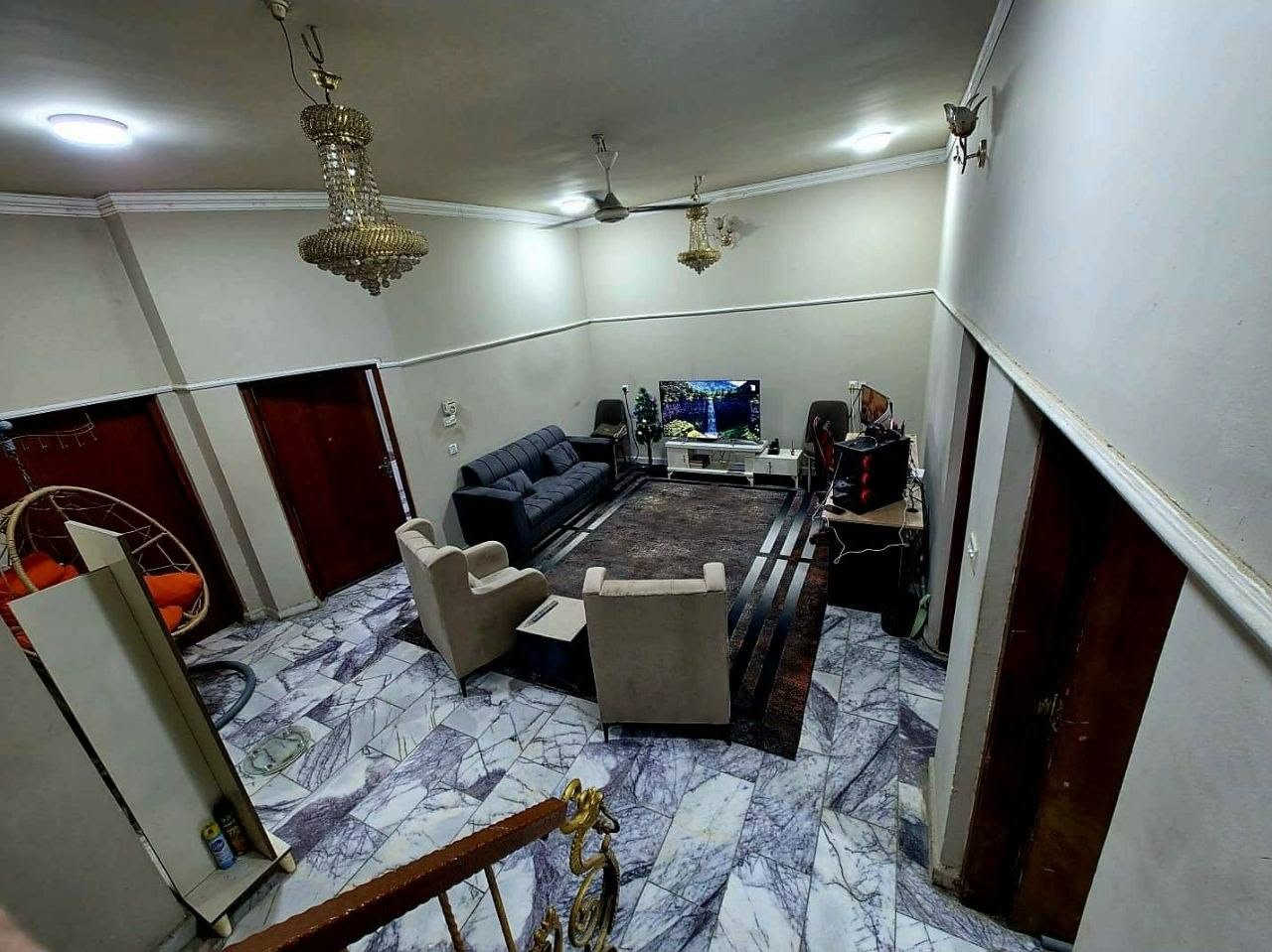 مكلف بالنشر
دار للبيع في حي الصحة شارع الجزرة فرع بيت المستشار  
مساحة 200 متر واجهة 10 و نزال 20 
البيت سند 25 باسمي 
وحدات البيت غرف نوم عدد 2 و مطبخ و صالة و هول و صحيات عدد 2 و مخزن صغير طابق ثاني 

عرض الشارع 6 متر 
السعر 175 و بي مجال بسيط 
للتواصل ***********
