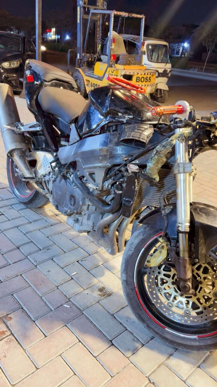 سلام عليكم دراجه بطح للبيع بيه هاذه صوت ابيع كوم حديد وراق بيه بس منكعه سعر خاص رقم ***********اتصل وتساب
