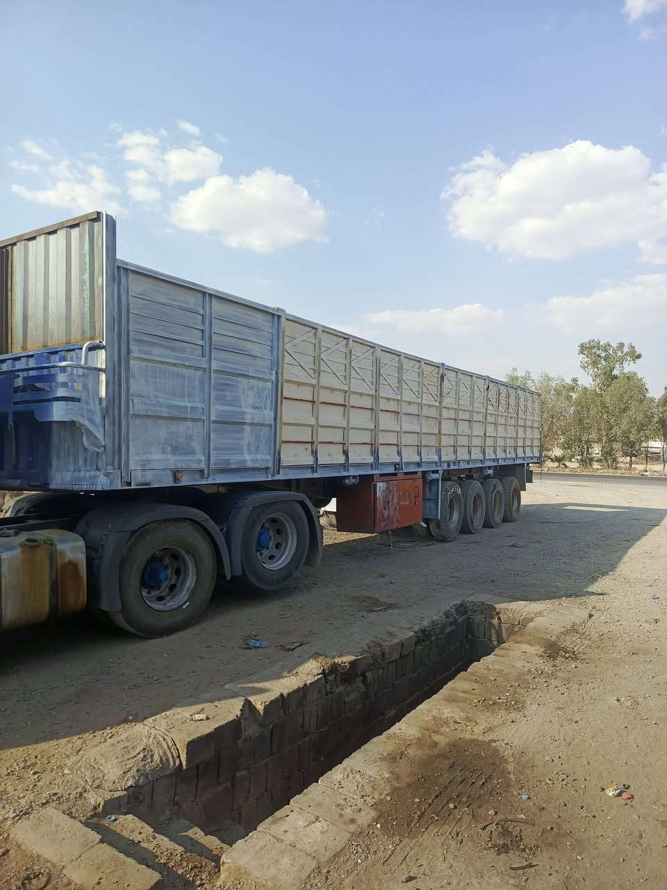 عربانه حداديه اربع محاور  ثلاثه سبرنك والرابع جبلس رفاع ارتفاع البدي 165 طول 13.80 بدي نظيف  تأيرات فوك نص عمر  التواصل  ***********
