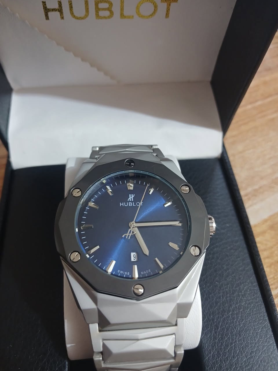 ساعه باله هابلوت  طلعتلي بهذا الشكل مع علبته الاصليه  السعر 35 الف مع التوصيل بالعافيه الي ياخذها 
متوفره قطعه وحده فقط
مواصفات الساعة
المينا: بلون أزرق داكن (Navy Blue) مع تصميم بسيط وعقارب فضية
الكتابه بالضهر حفر 
وزن ثقيل 
الهيكل والسوار: مصنوعان من الفولاذ المقاوم للصدأ (Stainless Steel) مع تصميم "قص الألماس" (Diamond Cut) الذي يمنح السوار مظهراً مضلعاً فريداً.
الحركة: تعمل غالباً بنظام الكوارتز (Quartz Movement) وتتضمن نافذة لعرض التاريخ عند الرقم 6.


**إذا كنت صاحب هذا الإعلان وتريد حذفه لأي سبب، رجاءا أرسل رسالة إلى الدعم الفني**