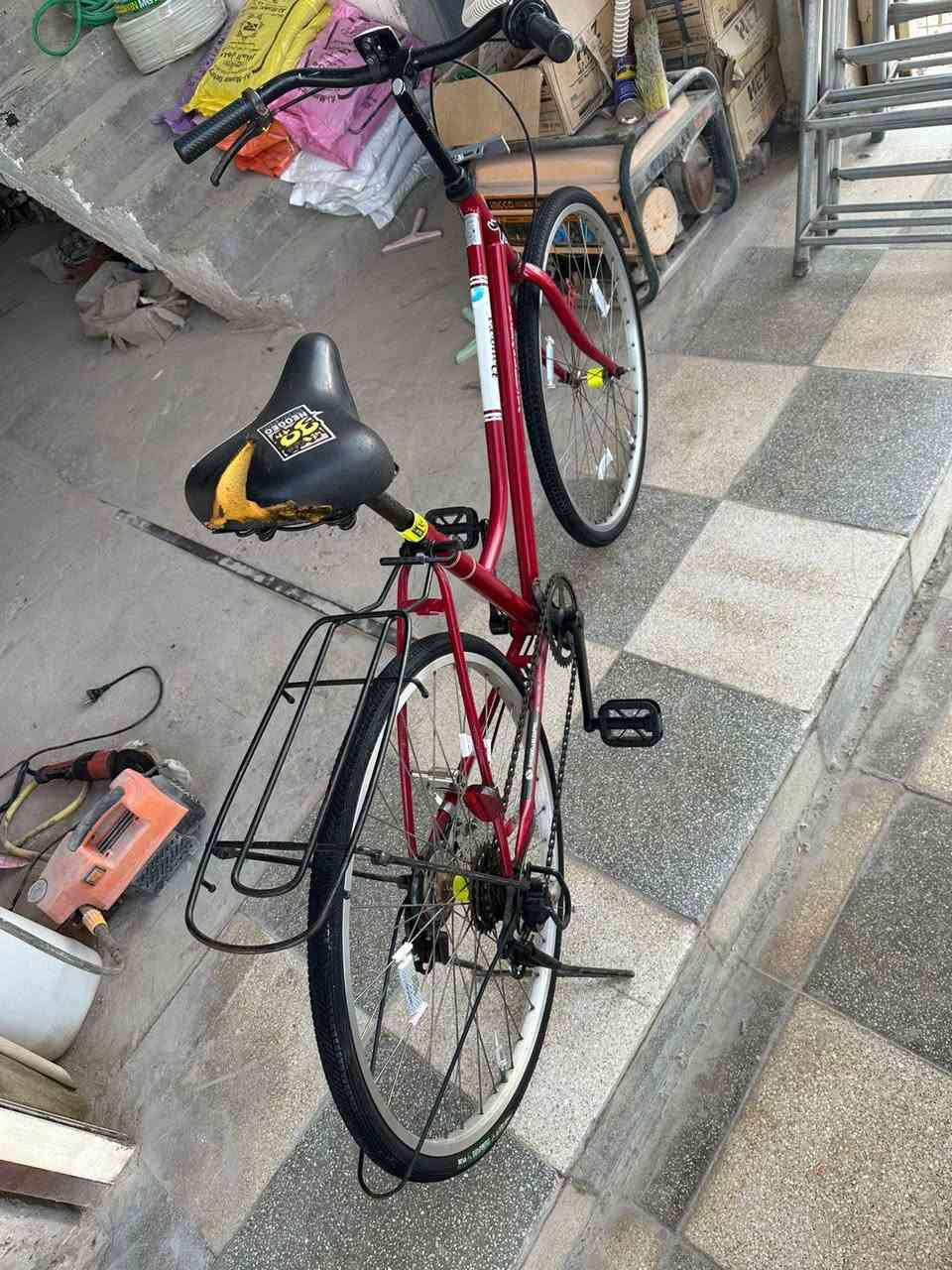 باسكي للبيع مقفول من عدش الخط مبدل شوب قدام بايسكل جديد موديل 13 حجم 26 خابرني واتساب 

‏‪0775 916 6534‬‏
