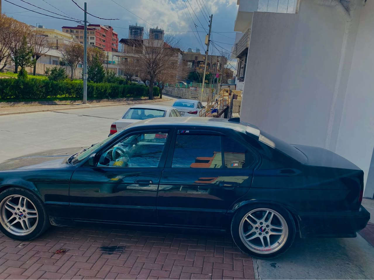 BMW 
بۆفرۆشتن مۆدێلی ١٩٩١ مەکینەی ٥٢٠ گێڕ عادیە ئاڕمی پلاستیکی سلێمانیە ڕەنگی سەوزەێکی تۆخە تاقمێک ویلو تایەی دووسایزی M لەژێرایە گەرمیو فڵجەو لایت و تەجیلو مکەبەرەی هەموو گیانی مەزبوتە کامل فڕن کراوە پۆڵیشو قەڵەم کاریەکی دەرەجە یەک کراوە مەکینە گێر ئەکسل تەقە ڕەقە هەموو گیانیت بەشەرتی فیتەر ئەیەمێ ساڵۆنسای کراوە بە کۆنتڕۆڵ سەوتێکی زۆر خۆشی هەیە سەیارەکە هیدەسی خۆمانەو هی مەعرەز نییە ئارەمەکەشی بەشەرتی هەموو شتێک ئەیەم لەسلێمانیم سعری ٣٤ گەڵاو ماجالێکی برایانەیە 
ژ.م *********** شربازهير, السليمانية
