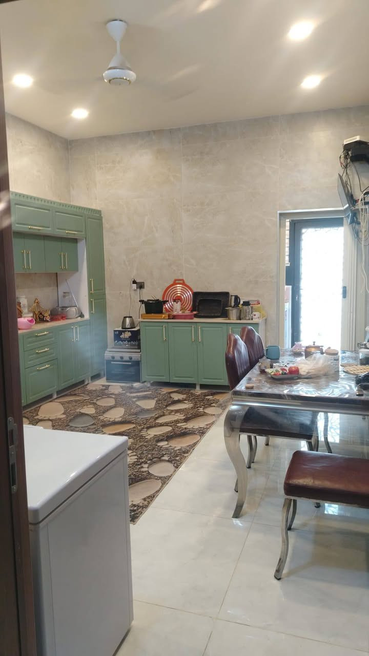 بيت للبيع مساحته 230 البيت متر المساحه الكلية 500 متر :  زراعي سند 25.. العنوان 
حولي الجامعه باب الجامعه الخلفي مجاور سيراميك البعاج وماركت بلفرع البعد ماركت فروت 

 كونكريت مسلح 3 غرف.. صاله واستقبال وصحيات ولوندري ومطبخين حار وبارد ... اوليات لطابق ثاني ... حديقه ٦ب٤.... مساحه جانبيه على طول البيت وممر خلفي ومكان مخزن .. البيت مربع.. مساحه البناء ٢٣٠م 

بناء درجه اولى ارقى المواد بالاسماء من الطابوق الى الدرج مرمر دراكون.... عمر البيت سنه و٣ شهر 

للاستفسار الاتصال على الرقم 

***********

او مراسلة على الخاص
