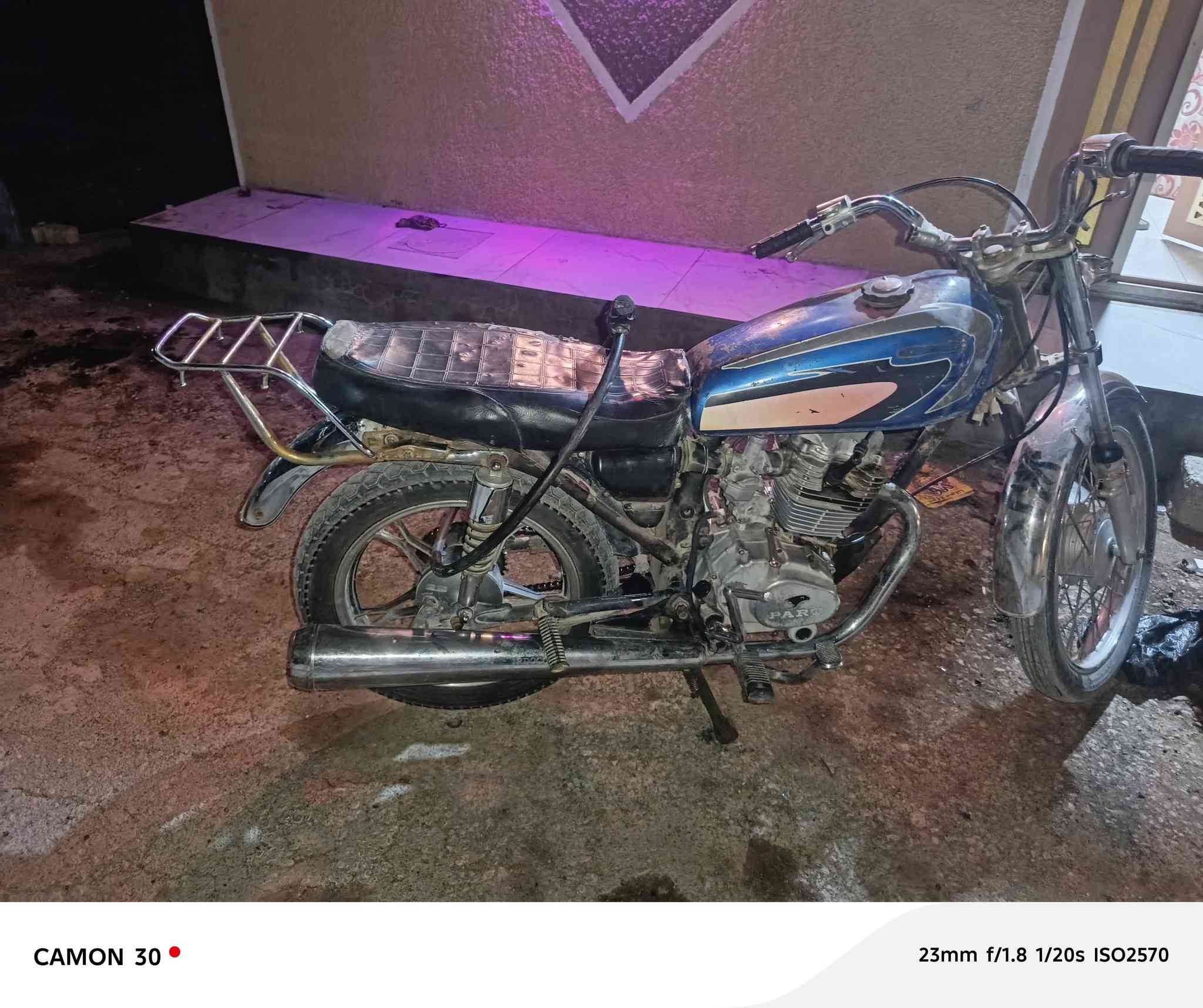 سلام عليكم للبيع دراجة خمسة كير اوراق اصلولي بسمي يرادلهة ترتيب المحرك توني جفتة جديد الكير مابي شي عنواني طريق الرابط السعر ٢٧٥ الف غير متواجد بلفيس اتصل ***********
