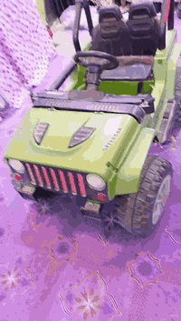 سيارة اطفال شغاله على الباتري نظيفه وجديده***********
