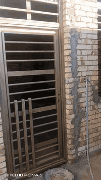 السلام عليكم شبابيك مال بيت 100 متر كاملات . للبيع الله شاهد ماخذينه 800 . واكفت البناء  واريد ابيعهن  الي شراي يراسلني . مكلف بلنشر.. للاتصال على هذا الرقم ***********
