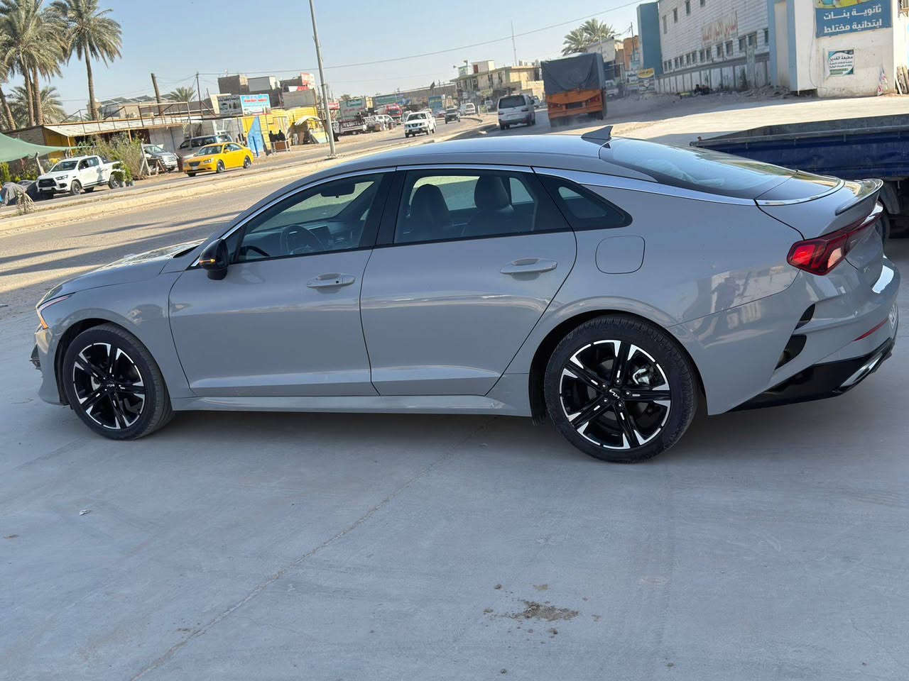 السلام عليكم كي فايف k5 موديل 2024 ما شيه 30 بيه قطعتين بنيد وجاملغ فقط السياره فول عده الفتحه مكينه 2500 السياره جديده من مكينه كير حداديه تخم تاير كله جديد وضع شركه اسبير مانازل المكان الحله بيع او مراوس حسب القناعه رقم الهاتف *********** السعر 175 بيه مجال
