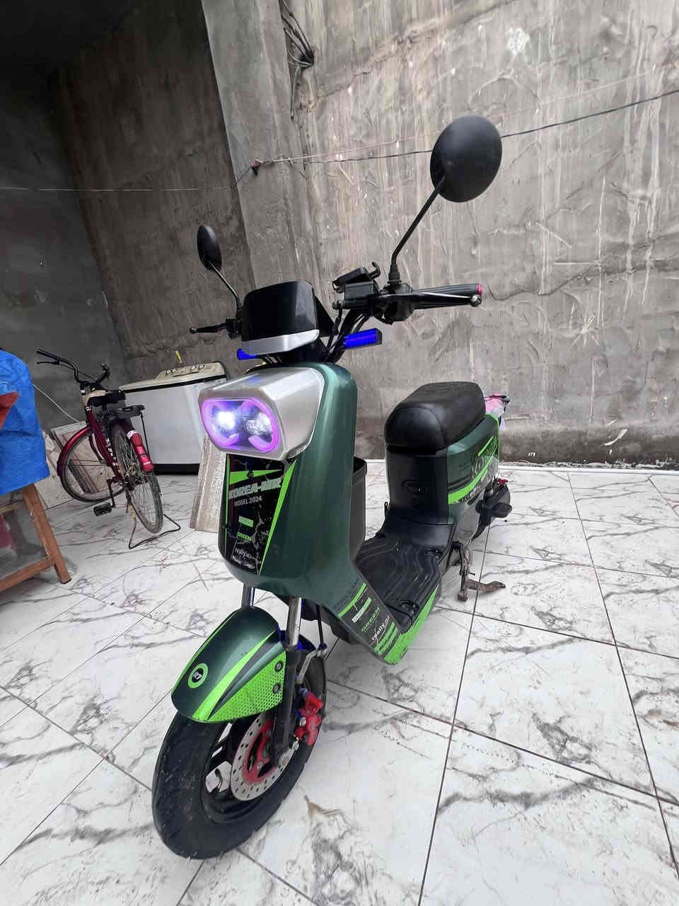 دراجه شحن R7 فول موصفات 5بطاريات الكبار 32امبير  مابيها اي خلل او عطل نضيفه نقصها تخته الورا رايدها 500 ***********اي استفسار  مكاني بصره ابو الخصيب ابو الجوزي
