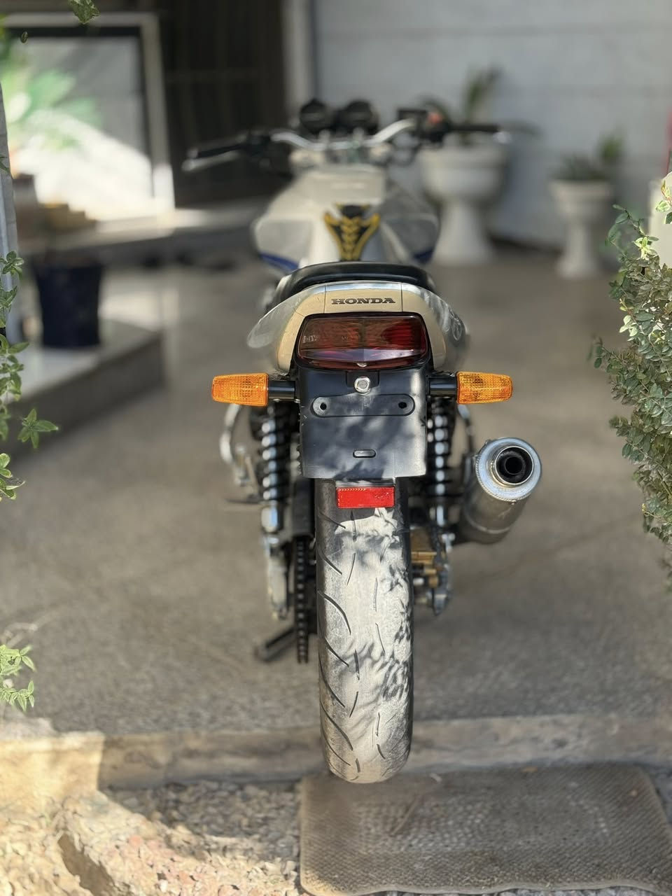 سلام عليكم
HONDA. CB400
نصيفة كلش احلا من الصور 
مكاني كربلاء طويريج سعر ١٦
***********.  ***********
