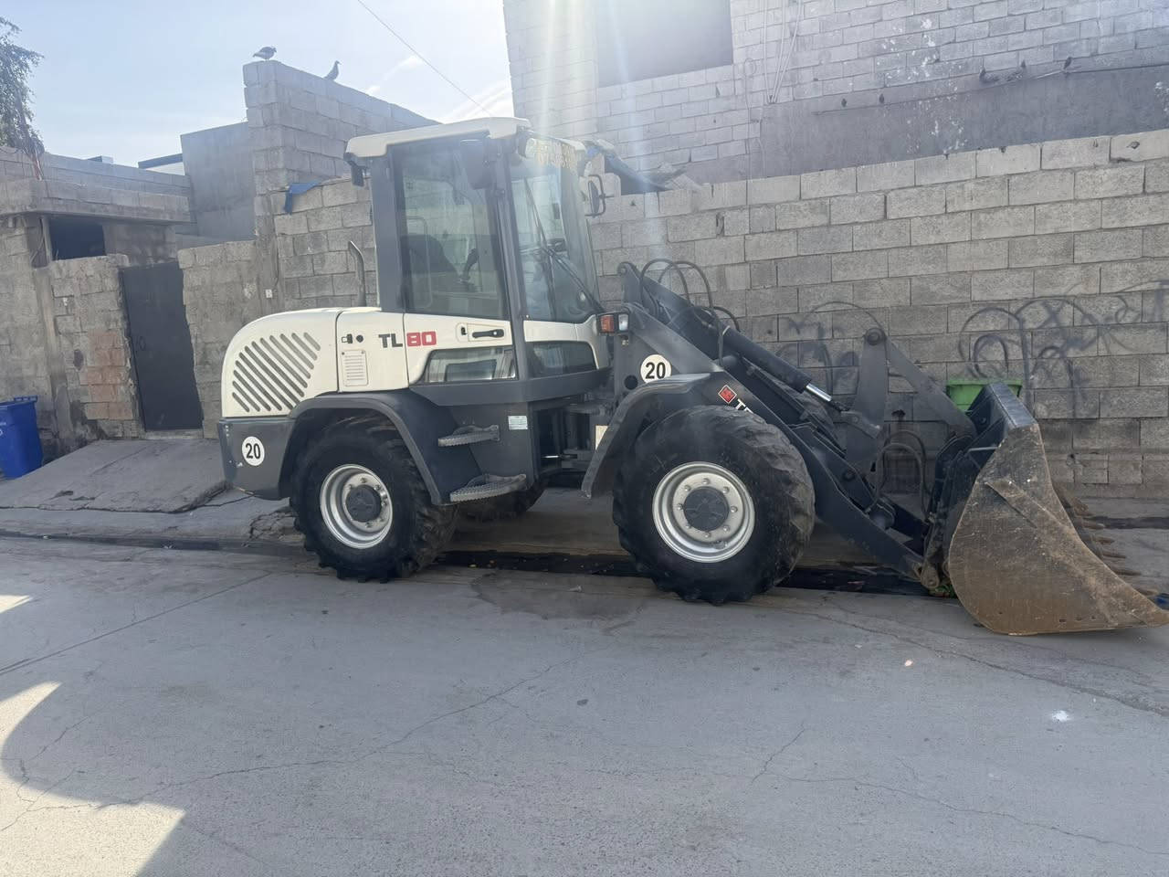 سلام عليكم شفل للبيع او مروسه ويا جي سي بي شوكيه موديل ٢٠١١رقم سليمانيه مكان كركوك ***********
