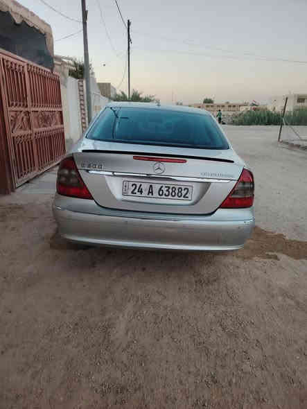 السلام عليكم 
‏Mercedes - Benz E 200
(موديل 2008) لون سلفر
اڤنكارد 
وارد يابان 
مكينة 4 سلندر سنكل تيربو 
تو ويل 
المواصفات : 
داخل جلد ومخمل اسود 
رادار امامي خلفي 
لايت زنون 
سلايد روف
سستم صوت كلش حلو وواضح بيها 
كراسي امامي تحكم كهرباء 
تدفئة كشنات 
قطعتين تبريد 
تبريد الامامي منفصل 
فول تحكم ستيرن 
شاشة اعطال 
وبعد بيها هواية مواصفات معروفه
ماشية ٢٥٨ الف كيلو 
سياره بلادية ومابيها اي نقص 
تخم تاير وباتري جديد   عبوتين فيت بمب
رقم شمالي بأسمي
السعر ١٢٥
***********
