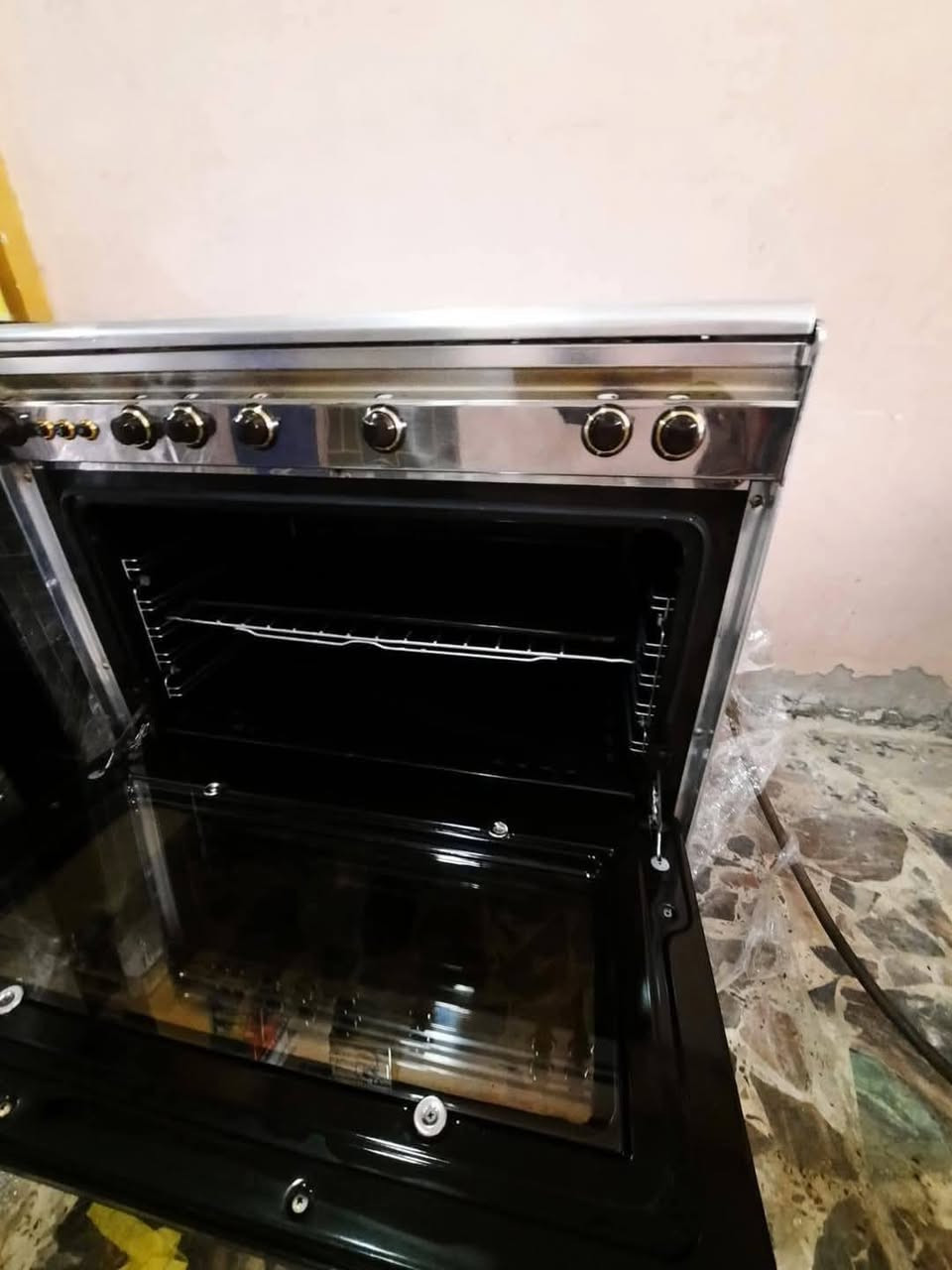 السلام عليكم
طباخ كريازي المصري الأصلي باله مستخدم نظيف جدا شغال العيون والفرن والبيع شرط الفحص 🔥 
العنوان الحمزه الشرقي نهاية شارع البريد (***********)
