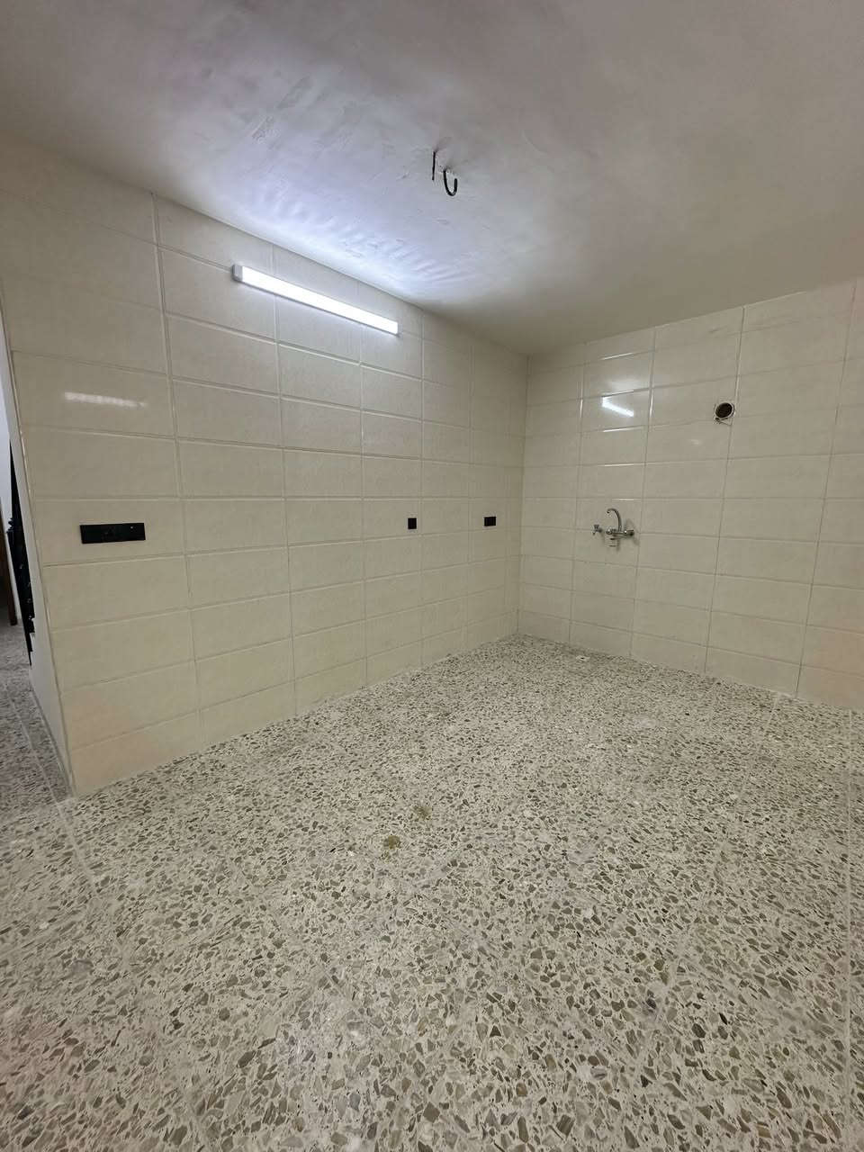 � دار للبيع
• المساحة: 100 متر
 • الواجهة: 5 م
 • النزال: 20 م
 • السند: طابو ملك صرف

تفاصيل الدار:
🔹 الطابق الأرضي:
كراج، مدخلين، صالة، مطبخ، هول داخلي، خدمات، منور، غرفة نوم

🔹 الطابق الأول:
غرفتا نوم، هول، خدمات

🔹 الطابق الثاني:
بيتونة، سطحان

📍 الموقع:
دورة – أبو دشير – شارع الضغط
قريب من الشارع العام وجميع الخدمات

💰 السعر:155 قابل للتفاوض

📞 للاستفسار:
***********
***********
