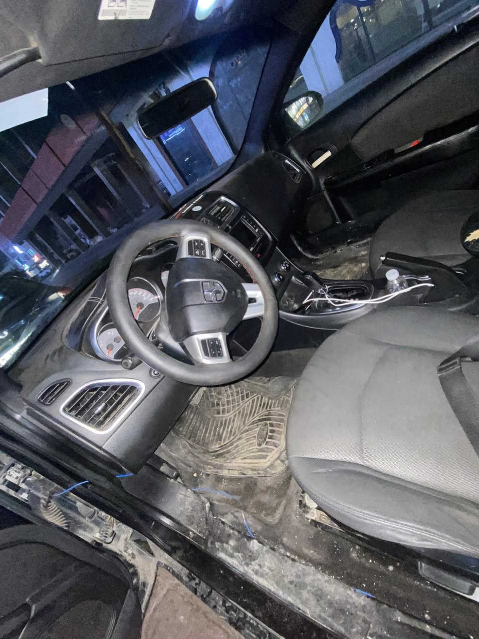 السلام عليكم 
أفنجر 
موديل 2011
كير مكينه كفاله 
رقم اربيل دوالي تحويل ثاني يوم 
صبغ عام بدون ضربه 
بجم كبس جنطه كبس 
مكينه 2400اربع سلندر

العنوان بغداد 
السعر :68وبيه مجال 
***********
