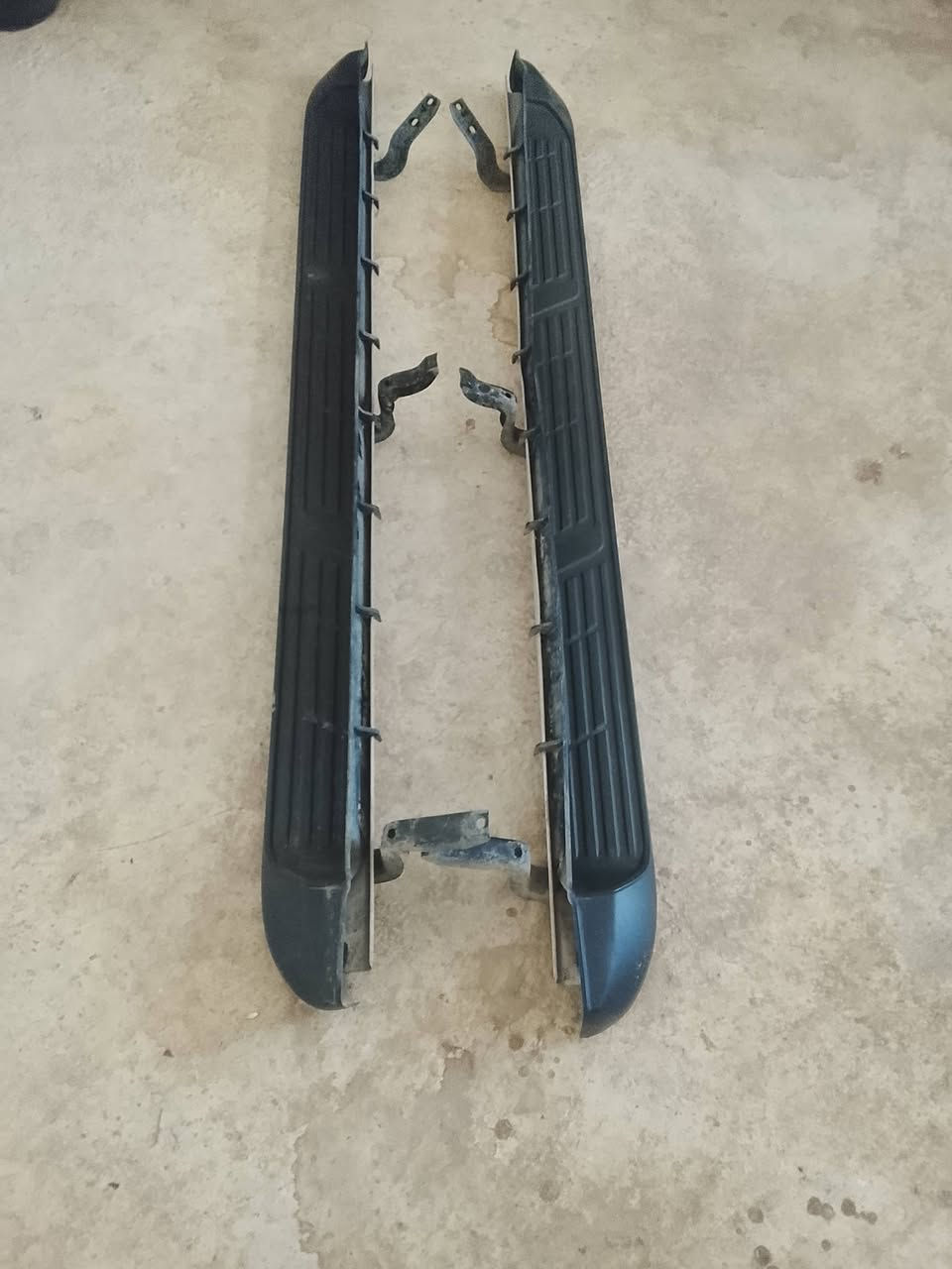 السلام عليكم اغراض تيوتا هايلوكس ودعامية عموشة ولدروعة مال تيوتا  جديدات مابيهن اي زنجار وبس واحد بي زنجار اتصل وكلمن وسعرة 
الرقم ***********. بي واتساب اتصل وادلل جوة السوك يوجد توصيل
