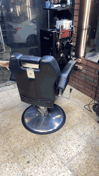 3 كراسي للبيع نضيفات و الجكات نضيفات مابيهن اي نقوصات فقط في كرسين اثر بسيط في الجلد مالته 
سعر الواحد 200 وبيهن مجال 
للأتصال على الرقم ***********
