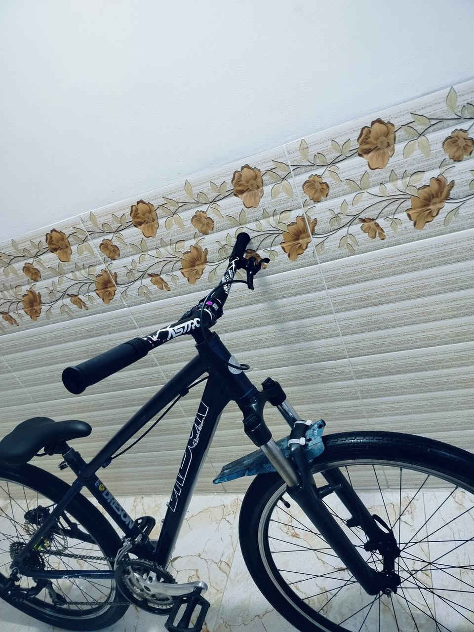 سلام عليكم دراجه للبيع استعراضي نوع khodaa Bloom الدراجه نضيفه مفوله بريك دهن شيمانو دسك اصلي ستيرن90 نوعASTRO رقبه قصيره مقعد رياضي طبي بطيخه خلفي ام الصوت سبع الوان+8نمر خلفي +3امامي تايرات جدد الدراجه يابانيه مختمه شيمانو العنوان موصل وسعر 350الف رقم الهاتف ***********
