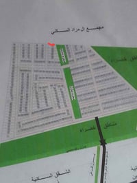 قطعة للبيع ٤٠٠ مساحته وجه ١٠ ونزال ٤٠  نهاية المجمع يعني بصفك فضله فار...