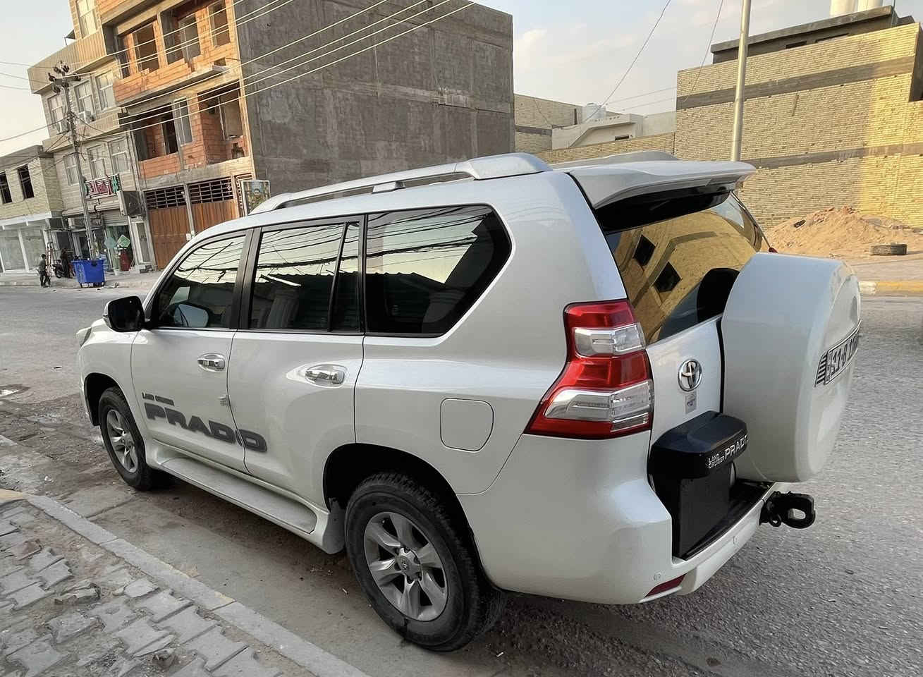 برادو موديل 2011  كويتي فول مواصفات  رقم بغداد انكليزي بأسمي شخصياً مواصفات فور ويل 6 سلندر فتحة كامرة حساسات شاشة لايت زنون تحكمات ثلاجة اسبير تعليك وبعد بيعها مواصفات 
سيارة بيها صفحة صبغ بدون حادث 
اثر تخريب 
مكان السيارة محافظة كربلاء قرب الدرة 
هـ/***********
السعر/230  وبيها مجال 
سيارة نظيفة جداً احلى من الصور
