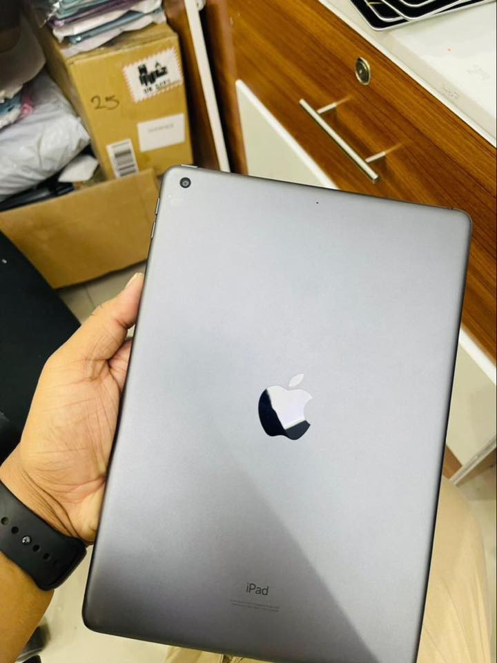 ايباد من شركة ابل الجيل التاسع
استعمال لغرض الدراسة لا اكثر 
اللون رصاصي 
النظافة ٩٥٪؜ 
الذاكرة ٦٤ 
الملحقات : 
كفر دفتري 
لاصق حماية للشاشة 
قلم ذكي يدعم راحة اليد 
كارتون اصلي 
السعر ٢٧٠ وبي مجال 
للتواصل واتساب 
***********

