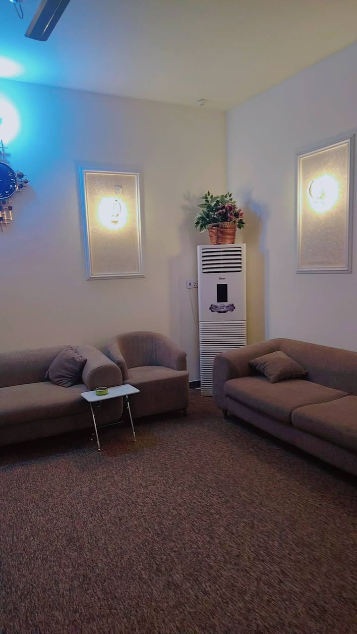 سلام عليكم بيت طابقين ١٥٠ متر ركن شارع ٢٠ تجاري شريط البلديات خلف محطه سما كربلاء طابو صرف
البناء طابوك جمهوري درجه اولى
البيت جديد بعد

تفاصيل البيت

استقبال وصاله ومطبخ وصحيات
كراج سياره صحيات جوه عدد ٣

طابق ثاني
غرف نوم عدد ٤ وصاله وصحيات وسطح صغير وجبير

يرهم مراوس بيت طابو صرف او قطعه

الاستفسار ***********
***********
