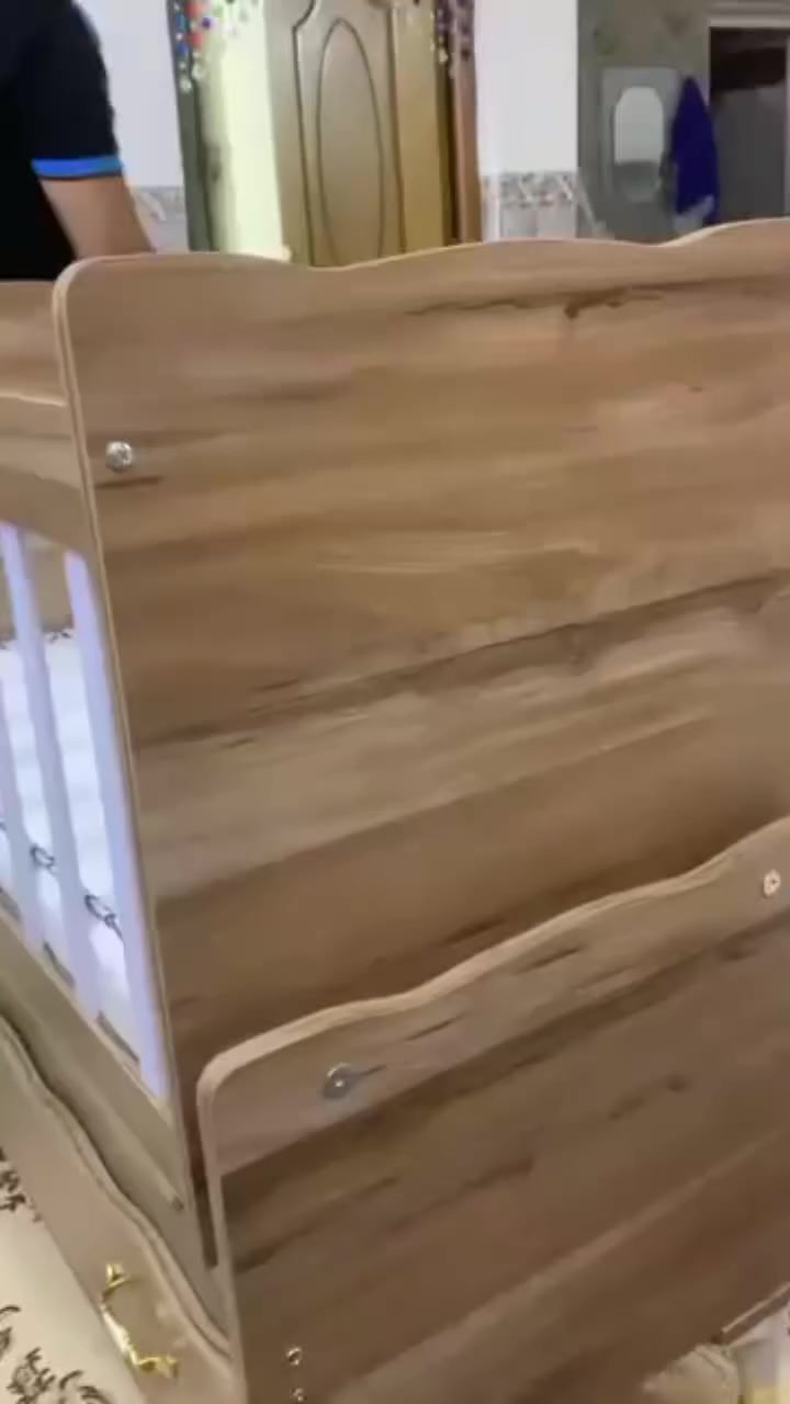 سرير اطفال للبيع جديد 
مكانه بغداد  الشعب


**إذا كنت صاحب هذا الإعلان وتريد حذفه لأي سبب، رجاءا أرسل رسالة إلى الدعم الفني**