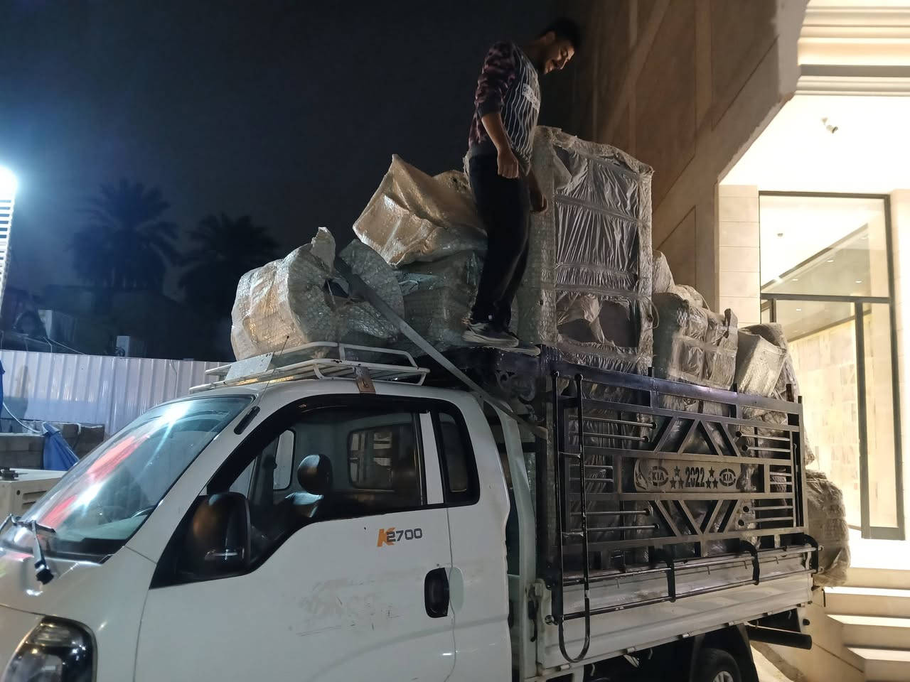 سلام عليكم. 
اي واحد يحتاج سياره اجره كيا حمل 
يحول بيت 🏠 او عنده غراض ينقلهن
اي مكان اني موجود بغداد محافظات🛻🏚️ اطلع. مكاني بغداد 
🚚رقمي.***********بي وتساب
