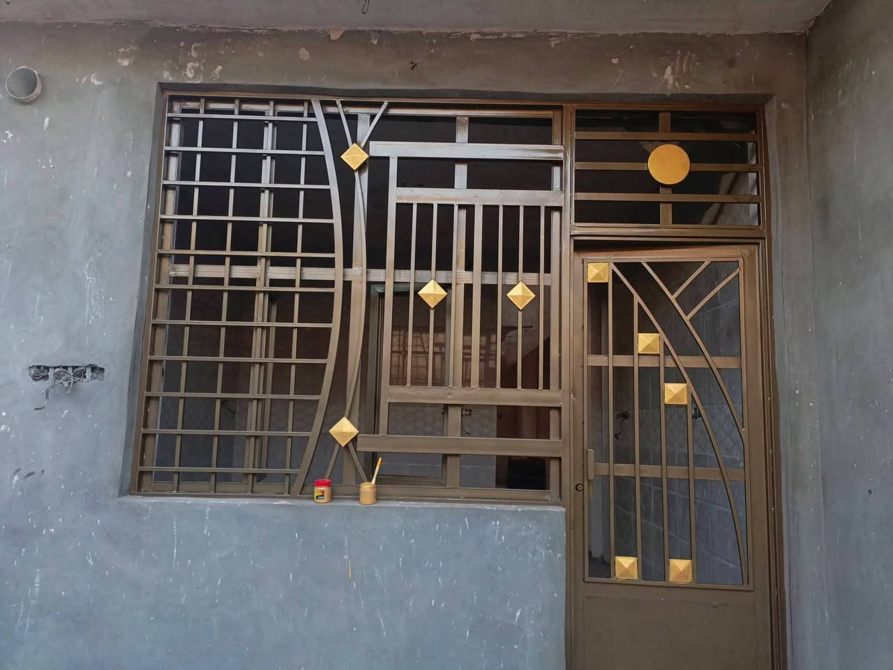 صباغ حديد للابواب والشبابيك باسعار مناسبه للاتصال ***********
