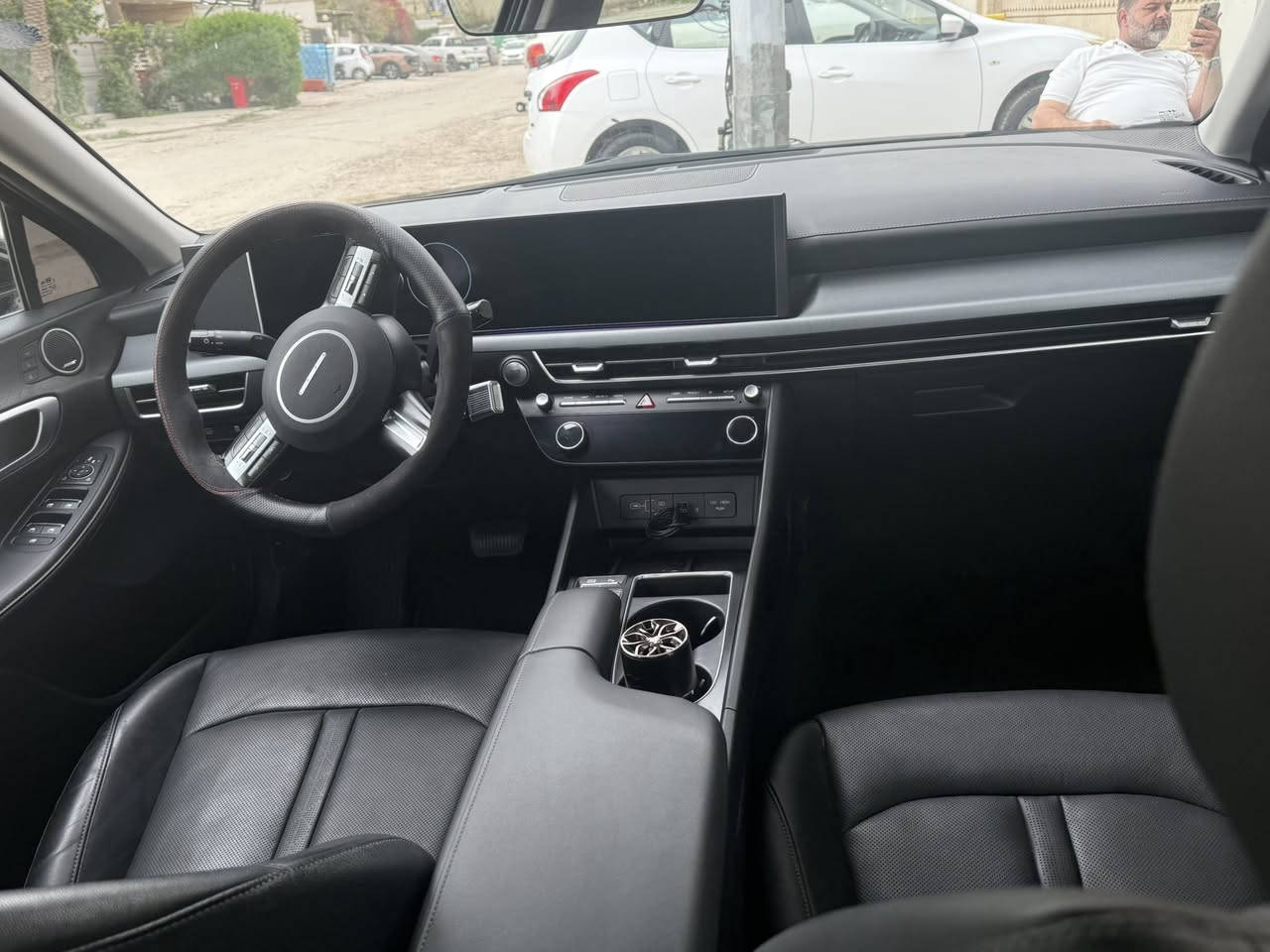 سوناتا 2024 هايبرد – أعلى فئة بدون صبغ بدون ايرباك فقط قبق جنطة مبدل نفس اللون تخم تاير جديد 

 • محرك 2.0 لتر هايبرد (بنزين + كهرباء)

 • قوة تقريباً 192 حصان

 • گير أوتوماتيك 6 سرعات

 • صرفية بنزين قليلة جداً ومناسبة

            (925) كيلو تمشيك بالتفويلة 

🔹 المواصفات الخارجية:

 • لايت 4 عدسات LED  أمامية وخلفية

 • فتحة سقف بانوراما

 • ويل كب شكل رياضي

 • حساسات أمامية وخلفية

 • كاميرات 360 درجة

      •    تتقدم و ترجع بالريموت 

🔹 المواصفات الداخلية:
 • كشنات جلد اسود 
 • تبريد وتدفئة للمقاعد الأمامية
      •    تدفئة ستيرن
 • شاشة عدادات رقمية كبيرة 12.3 إنج
 • شاشة وسطية 10.25 إنج
 • نظام صوت BOSE ( حفلة )
 • داتا شو (HUD)
 • تشغيل بصمة + دخول ذكي
      •    تشغيل عن بعد اكيد موجود 

🔹 أنظمة الأمان:
 • رادار أمامي تفاعلي 
 • تثبيت سرعة ذكي
 • تنبيه النقطة العمياء ويعرضها بالشاشة ( بالعينة ) 
 • نظام الحفاظ على المسار
 • فرامل طوارئ تلقائية
.بعد اهواي مواصفات ماذاكرها 
السيارة أعلى فئة و اعلى مواصفات 

السيارة بيها كار فاكس طخة خفيفة بالجنطة السيارة مكفولة من الشخط من الدعامية للدعامية وين ماتريد تفحص افحص 

ماشية 70 الف كيلو 

السعر215  ورقة وبيها مجال كلش قليل ***********

مكان السيارة بغداد المنصور
