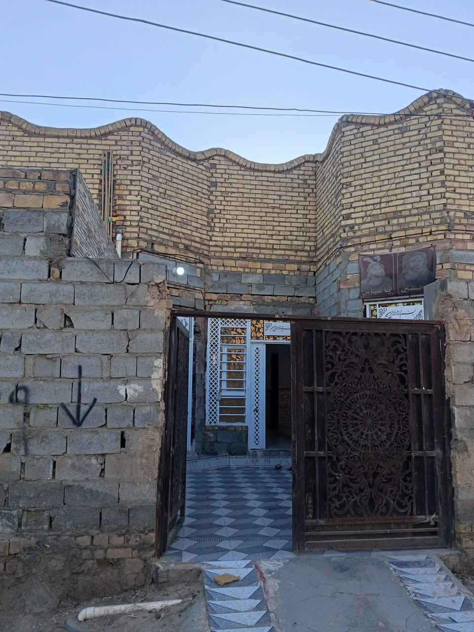 السلام عليكم دار للبيع المساحه ٢٠٠ م بناء بلوك جديد كهرباء + ماء + يتكون من غرفتين + صاله +استقبال + صحيات داخلي + خارجي + مطبخ  مجاري الشارع مشمول التبليط مشمول بالطابو الموقع الحمزه الشرقي  كاع ابو سكينه قرب المدارس الصينيه ***********

