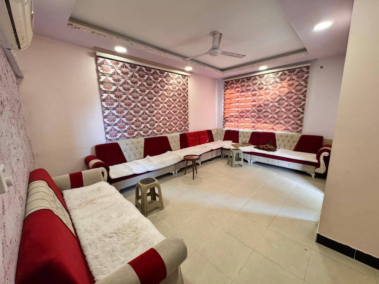 #اعلان 1974
دار في حي الجامعة #طابق ونص #مجمع_مدينتي 
الموقع مميز جدا قريب على المحل و المدرسة و الجامع و حديقة عامه بصفه 
مساحة 200م 
يتكون من استقبال للضيوف و هول و مطبخ و ثلاثة غرف نوم 
و البيت مؤثث و بيه اضافة قمريه للسياره و للشبابيك + كتايب للشبابيك كلها 
مساحة البناء 144م
#الطابق_الثاني غرفة نوم 1
#السعر 13 ونص دفتر
#للاستفسار ***********
