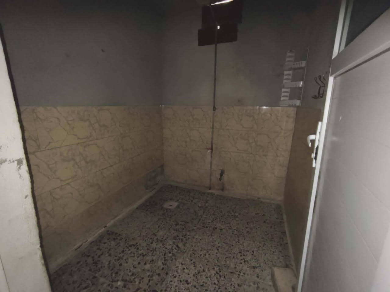 مشتمل لليجار طابق واحد.  
 :الموقع الحسينية  السكلات منطقة 14قريب عله سايدين ال13 و14 بيه ماء وكهرباء كامل 
السعر 175
الرقم  ***********
