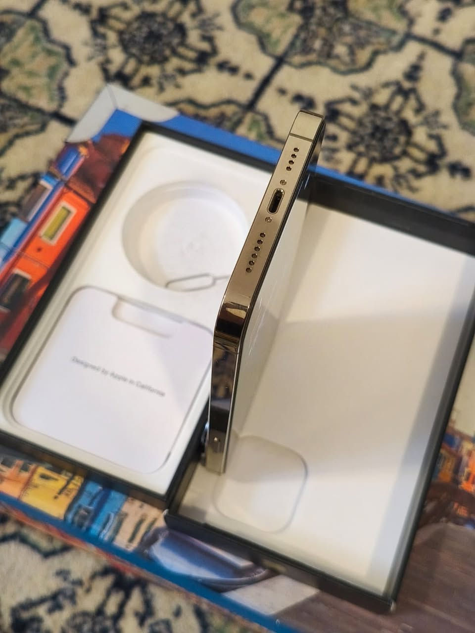 ايفون 13 برو ماكس
ب80 
ذ256 
بلادي شرق اوسط كامل ملحقات 
ويا كفرات ثنين وعدسات للكامرات الياقوت
وراس شاحنة اصلي 
اخوان للمراوس فقط بايفون 15 عادي 
***********
