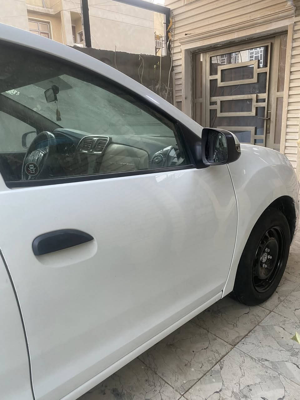 السلام عليكم للبيع رينو سمبل 2017 سياره جديده ستلام شركه
سعرها 62 ورقه وبيها مجال مستعجل على البيع وماكو هيج سعر شراي تعال وتدلل

بسم ولد صديقي مكينه كير حداديه تخم تاير بل كارتون سياره بدون صبغ فقط بيها حادث كدام ومرجعينه وبدون صبغ همات رقم الدولي الجديد (((صرفيتها انساها مكينه 1600))) مكاني بغداد الدوره ***********
