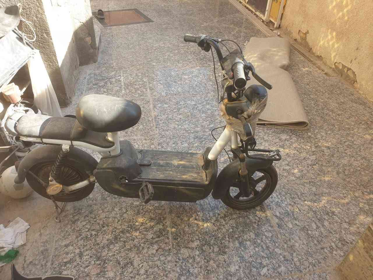 سلام عليكم دراجه شحن نضيفه كلش بس متروك ماعرف عاوزه بطاريات هاذ تراب نضيفه ***********وتس دور نفط ١٢٥سعر
