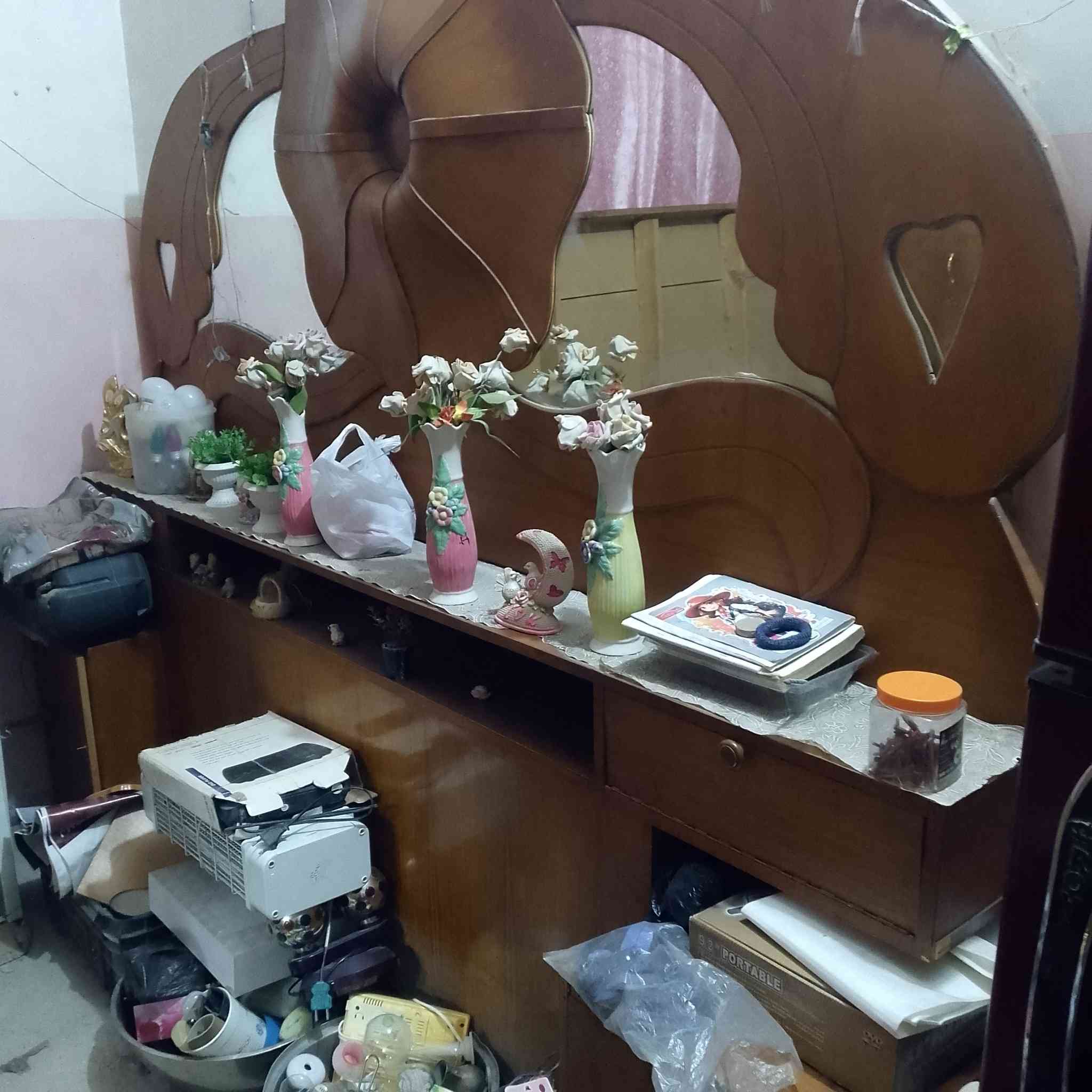 السلام عليكم غرفه للبيع  نضيفه  ***********
